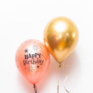 Bunte Luftballons mit der Aufschrift "Happy birthday"