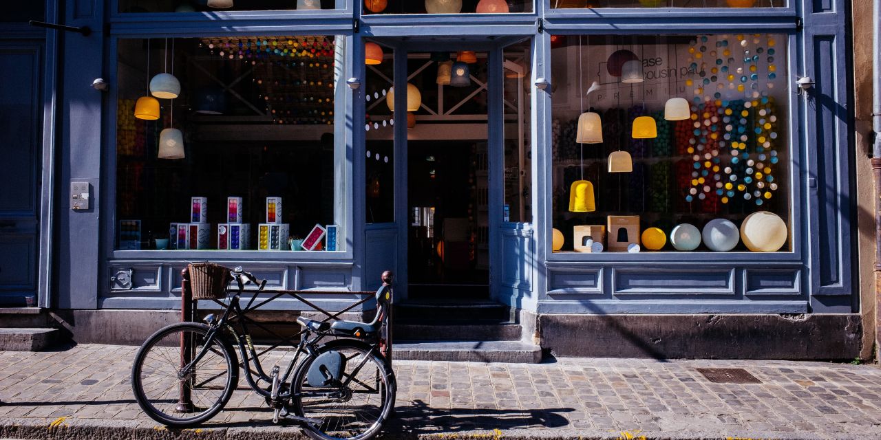 Ladenfront eines kleinen Fachgeschäfts.