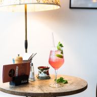 Gemütliche Sesselecke mit fruchtig-spritzigem Getränk